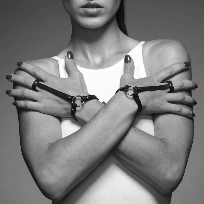 Пара браслетів на зап'ясті та палець Bijoux Indiscrets MAZE Hand Bracelet Harness Brown — фото 2